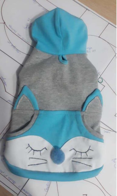 Hoodie pet azul e cinza pronto sobre molde