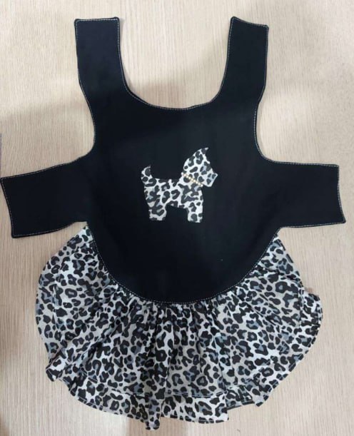 Vestido pet preto com saia em estampa animal print