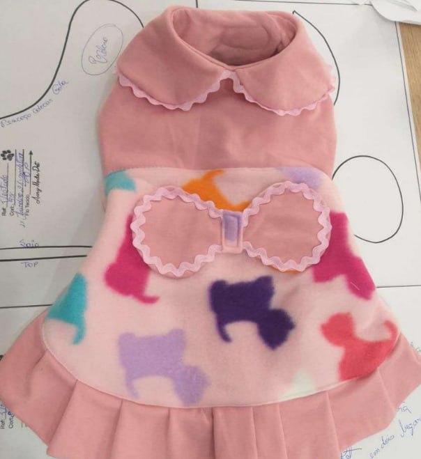 Vestido pet rosa pronto sobre papel de modelagem